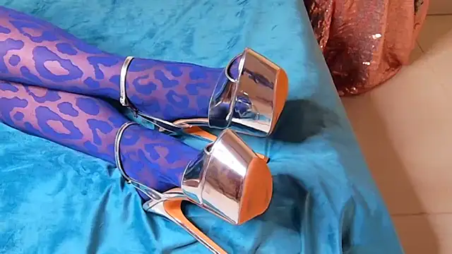 --SUNNY-- online show from November 7, 2025, 7:02 am