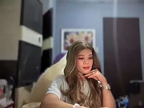 SophiaCourthaway online show from October 7, 2025, 1:12 pm