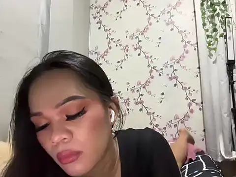 SophiaCourthaway online show from October 28, 2025, 1:32 pm