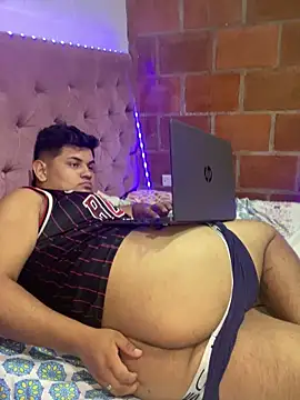 Snapshot of HOT_BOY_18_ chatting on January 15, 2025, 6:01 am HOT BOY 18 online show from January 15, 2025, 6:01 am