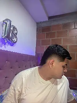 Snapshot of HOT_BOY_18_ chatting on January 16, 2025, 3:23 am HOT BOY 18 online show from January 16, 2025, 3:23 am