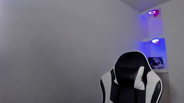 Miss sparkle00 online show from November 30, 2025, 4:57 am