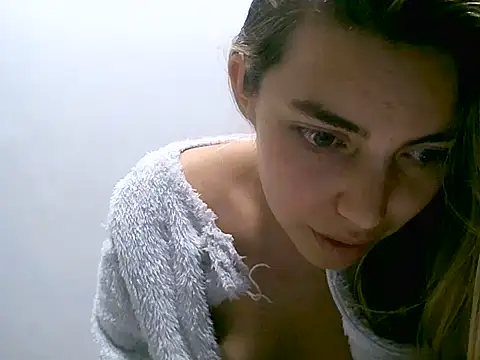 VittoriaTaylor online show from June 6, 2026, 4:39 am