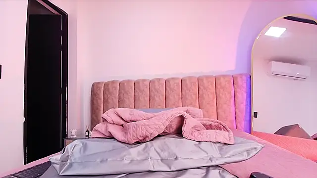 Auroraa miller online show from January 9, 2026, 12:01 pm