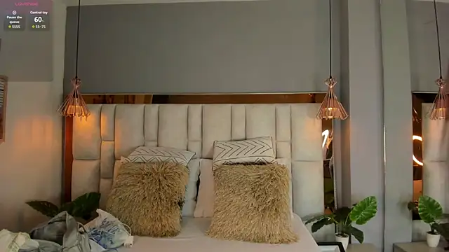 ArianaGolden online show from September 25, 2025, 2:01 pm