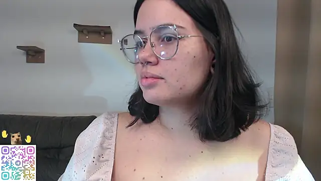 Snapshot of crystalll_room chatting on June 8, 2026, 2:01 am crystalll room online show from June 8, 2026, 2:01 am