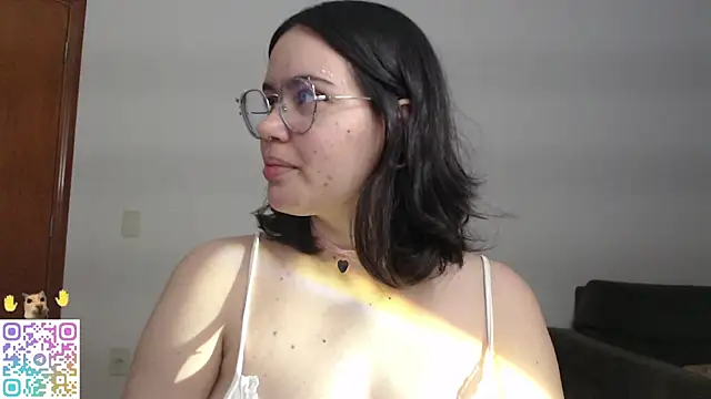 Snapshot of crystalll_room chatting on June 17, 2026, 12:54 am crystalll room online show from June 17, 2026, 12:54 am