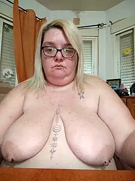 diosacurvy1984 online show from April 30, 2026, 7:37 am