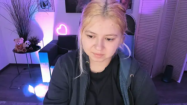 DiaAngell online show from November 23, 2025, 7:46 pm