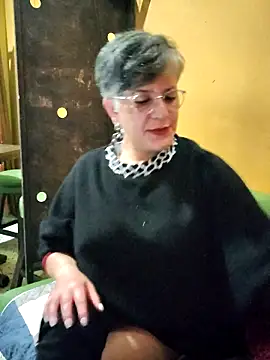 ilonna2025 online show from April 22, 2026, 9:54 pm