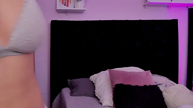 Paulina Lopezz online show from April 24, 2026, 8:33 pm