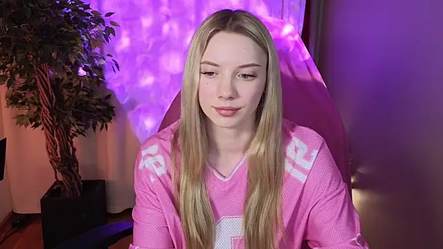Snapshot of katt__y chatting on April 17, 2026, 5:10 am katt y online show from April 17, 2026, 5:10 am