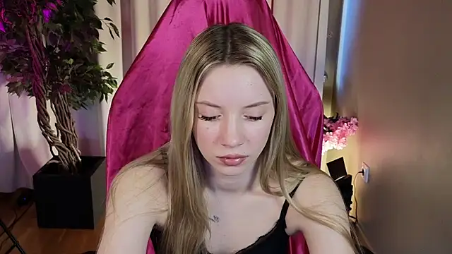 Snapshot of katt__y chatting on April 9, 2026, 5:20 am katt y online show from April 9, 2026, 5:20 am
