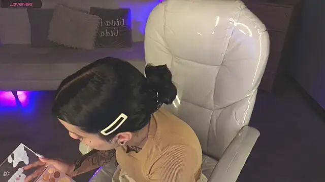 Nicole Foxx  online show from February 13, 2026, 8:42 pm