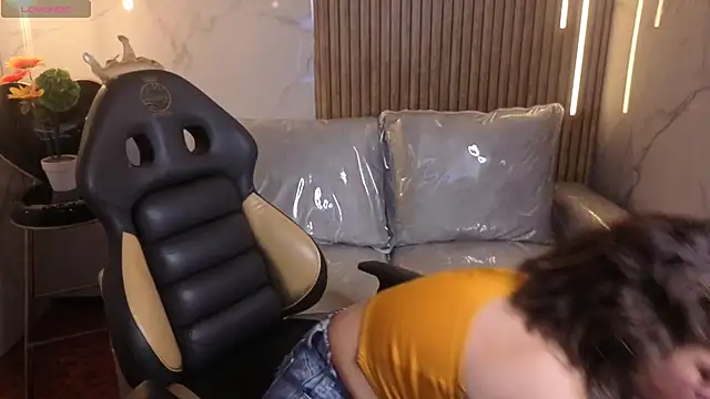 Snapshot of Kitten_Cam chatting on March 13, 2026, 2:05 am Kitten Cam online show from March 13, 2026, 2:05 am