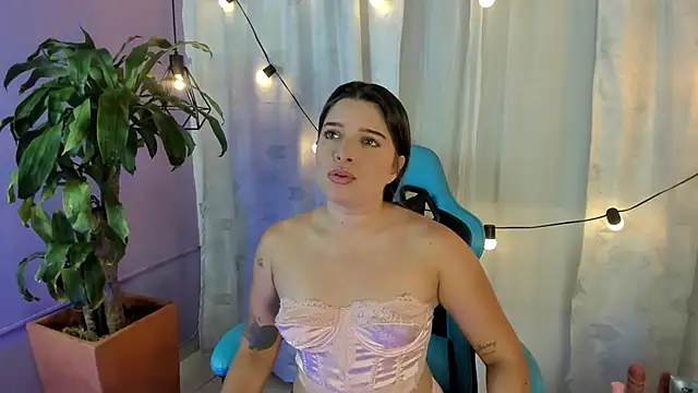 Lia little18 online show from June 12, 2026, 9:23 pm