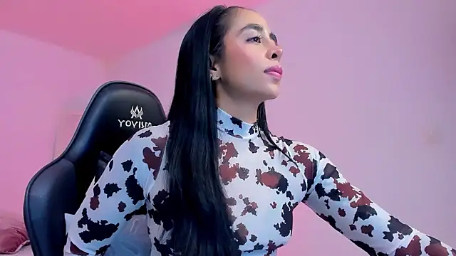 sophierooy22 online show from April 26, 2026, 12:52 am