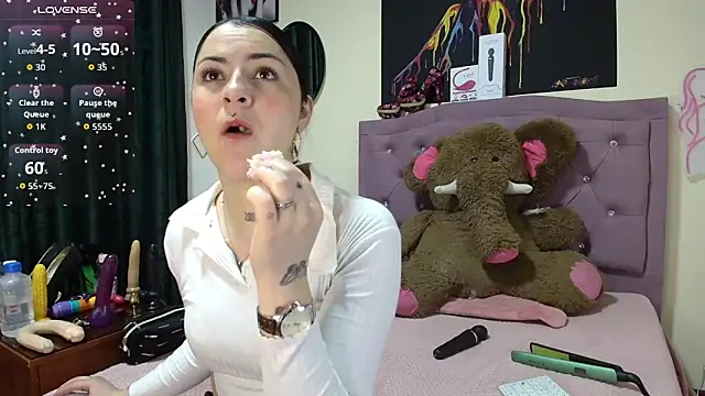 Emmie Hot online show from October 21, 2025, 12:04 pm