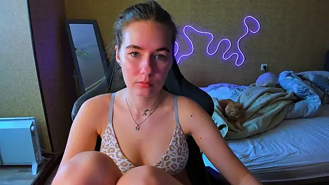 EmilyPaw online show from May 6, 2026, 10:08 am