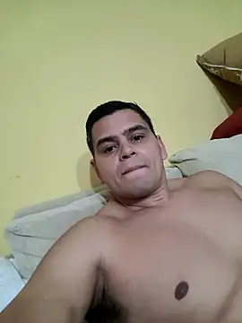 leandroc04 online show from June 3, 2026, 3:07 am