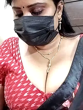 Queenflowerr online show from March 6, 2025, 11:14 am