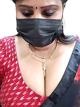 Queenflowerr online show from March 4, 2025, 3:26 pm