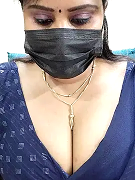 Queenflowerr online show from March 9, 2025, 3:16 pm