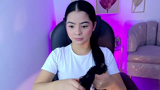 Layla Breezee online show from April 26, 2026, 11:29 am