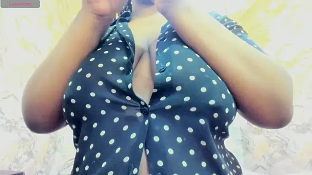 nefertiti ebony online show from December 2, 2025, 7:10 am