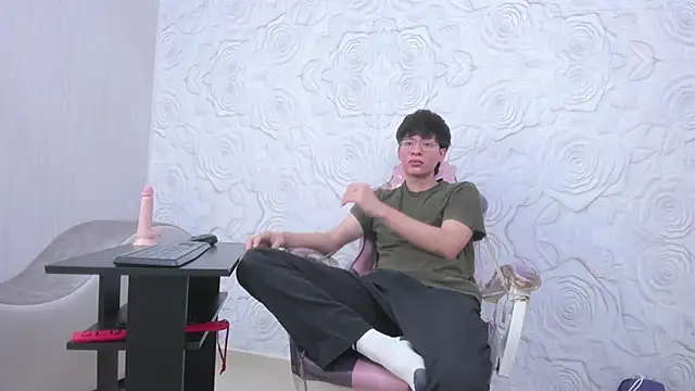 OliverWhite18 online show from March 11, 2025, 12:17 pm