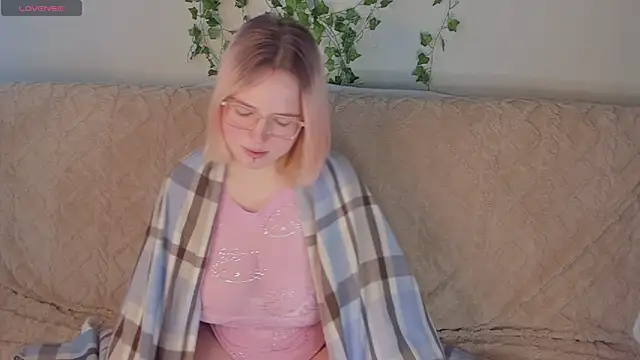 Manic pixie  online show from September 28, 2025, 2:02 pm