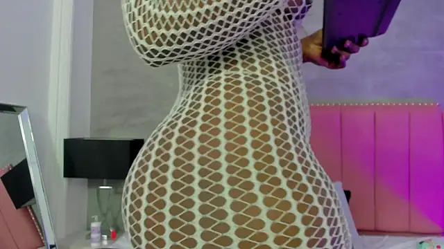 Alaia Colins online show from November 2, 2025, 10:31 am