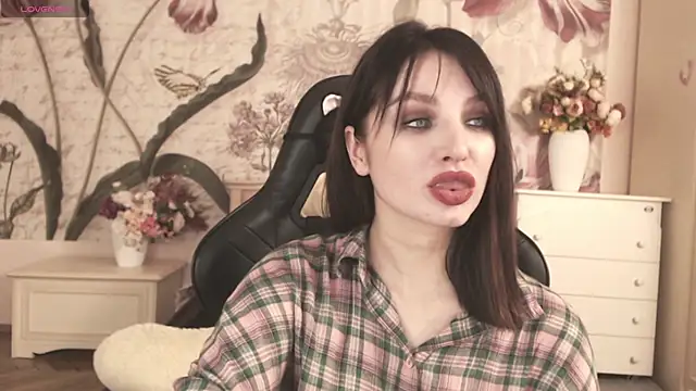 BritneyBarker online show from November 6, 2025, 9:13 am