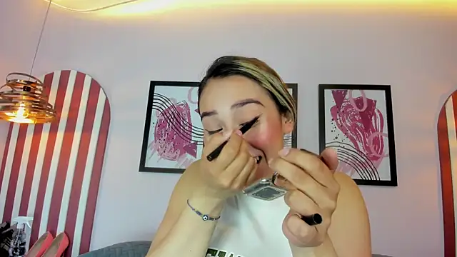 Lannajansen online show from September 20, 2025, 1:49 pm