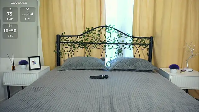 VeronaCritchlow online show from September 30, 2025, 7:25 am