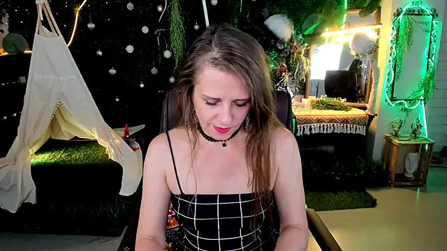 Snapshot of EmiliaBedy chatting on June 15, 2026, 9:42 am EmiliaBedy online show from June 15, 2026, 9:42 am