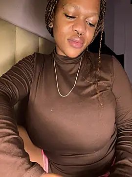 Boneca25 online show from March 21, 2026, 1:15 pm