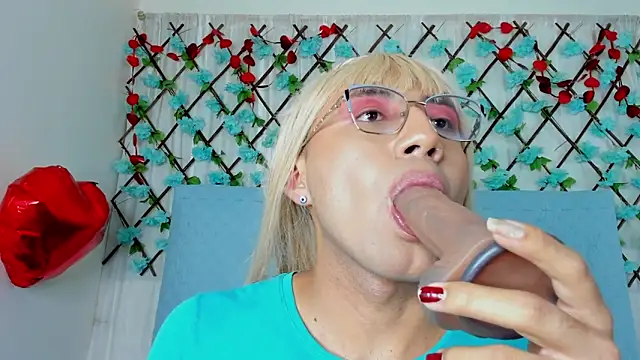 Snapshot of LaelVira_2 chatting on March 12, 2025, 8:08 am LaelVira 2 online show from March 12, 2025, 8:08 am