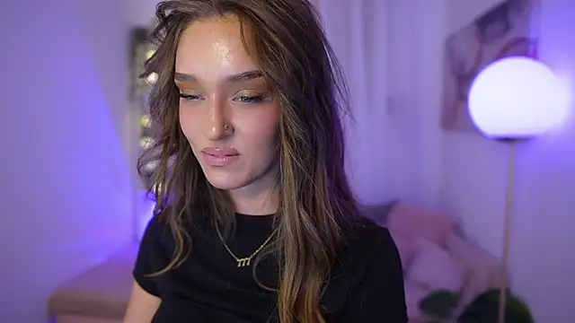 Clara Nia online show from November 30, 2025, 8:20 pm