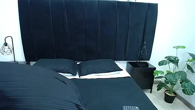 Snapshot of CamiilaReyes chatting on January 13, 2026, 4:11 pm CamiilaReyes online show from January 13, 2026, 4:11 pm