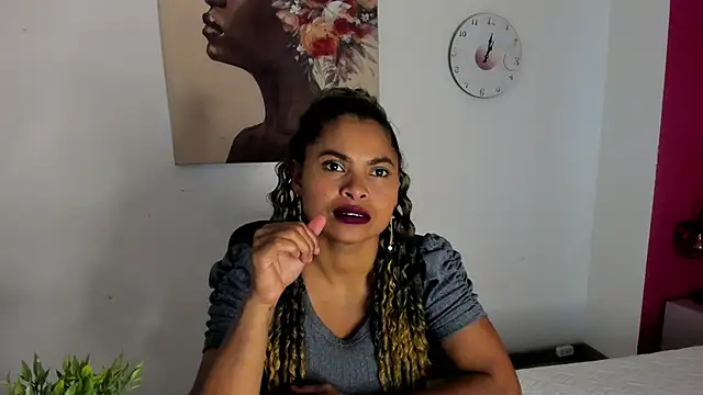 Snapshot of CamiilaReyes chatting on November 21, 2025, 1:43 pm CamiilaReyes online show from November 21, 2025, 1:43 pm