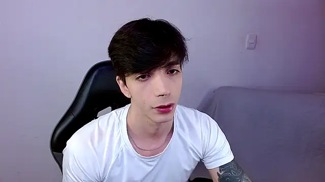 Snapshot of H3ll_B0I chatting on June 19, 2026, 5:35 am H3ll B0I online show from June 19, 2026, 5:35 am
