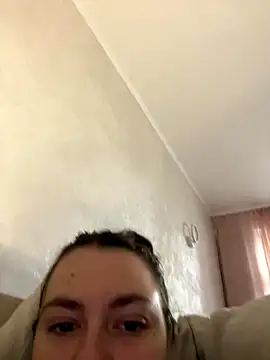 DearAlise online show from October 15, 2025, 10:01 am