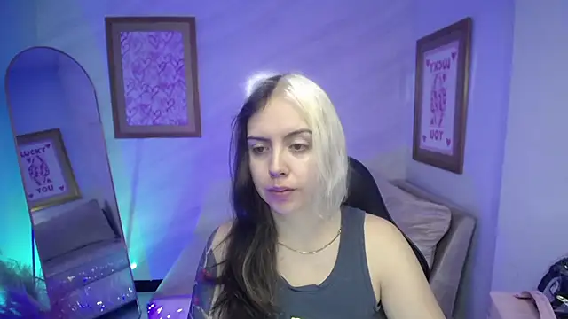 Hela v online show from September 25, 2025, 11:49 am