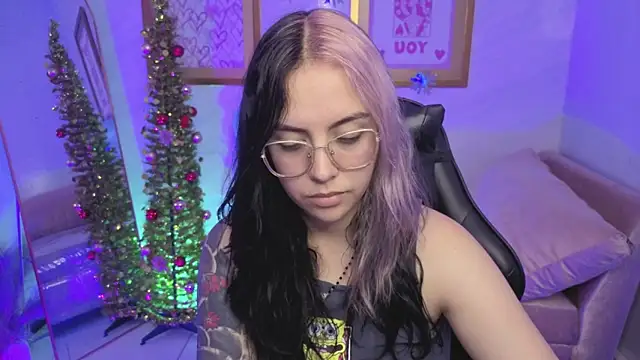 Hela v online show from December 22, 2025, 7:58 pm