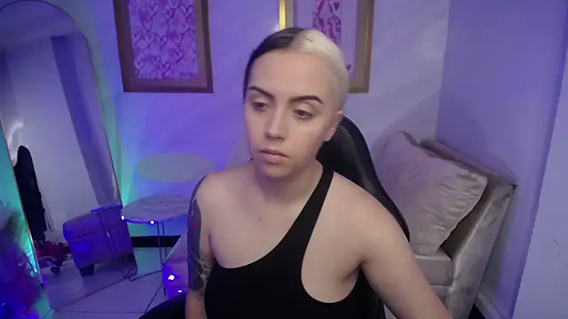 Hela v online show from September 26, 2025, 12:01 pm