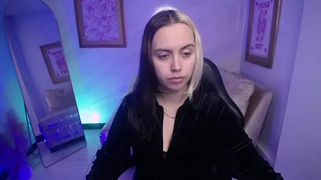 Hela v online show from September 24, 2025, 12:11 pm