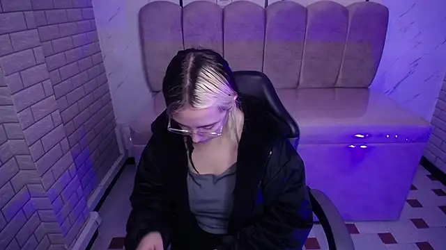 Hela v online show from November 15, 2025, 11:58 am