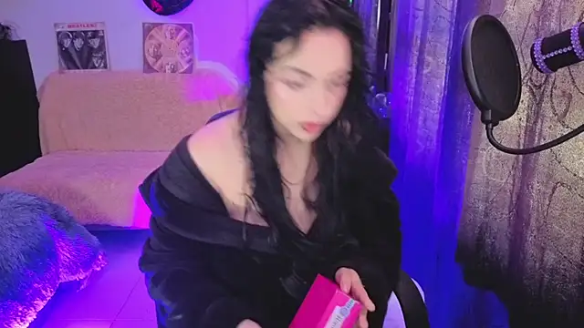 Hela v online show from July 13, 2026, 2:38 pm