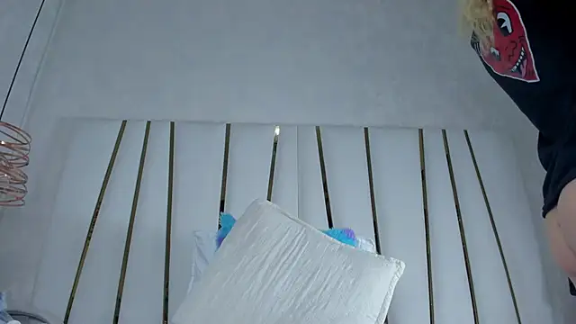 violet gray  online show from September 30, 2025, 11:38 am